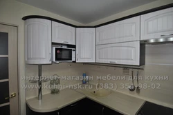 Дизайн угловой кухни с микроволновкой