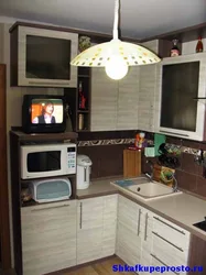 Дизайн угловой кухни с микроволновкой