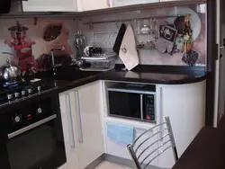 Дызайн кутняй кухні з мікрахвалеўкай