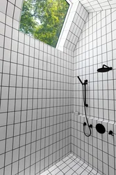 Сафолҳои сафед дар ҳаммом бо акс grout сиёҳ дар дохили