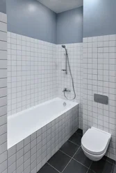 Сафолҳои сафед дар ҳаммом бо акс grout сиёҳ дар дохили