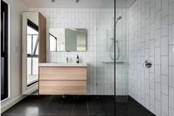 Сафолҳои сафед дар ҳаммом бо акс grout сиёҳ дар дохили