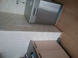 Mətbəx interyerində qabyuyan maşın, quraşdırılmamış
