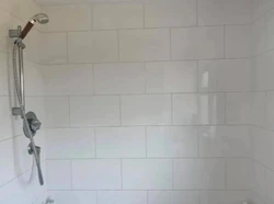 Белая плитка в ванной с белой затиркой фото