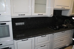 Ошхона бо countertop сиёҳ ва акс splashback мармар