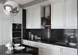 Ошхона бо countertop сиёҳ ва акс splashback мармар