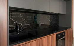 Ошхона бо countertop сиёҳ ва акс splashback мармар
