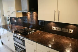 Ошхона бо countertop сиёҳ ва акс splashback мармар