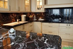 Ошхона бо countertop сиёҳ ва акс splashback мармар