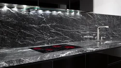 Ошхона бо countertop сиёҳ ва акс splashback мармар