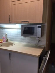 Кухня ў хрушчоўцы з посудамыйнай машынай і халадзільнікам фота