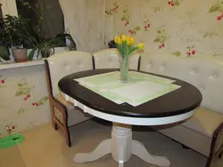 Шағын ас үй фотосуреті үшін бір аяққа үстел