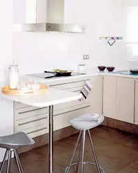 Kiçik bir mətbəx fotoşəkili üçün bir ayaq üzərində masa