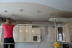 Выцяжка пад нацяжной столлю на кухні фота