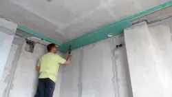 Ҳуд зери шифти боздошта дар акс ошхона