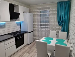 Черно белая кухня в интерьере шторы