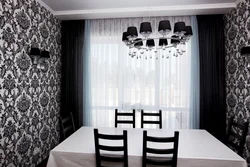 Черно белая кухня в интерьере шторы