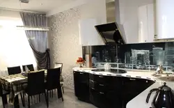 Черно белая кухня в интерьере шторы