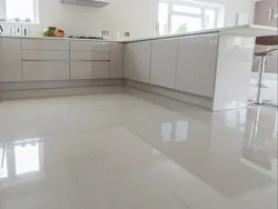 Mətbəx interyerində ağ çini plitələr