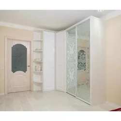 Oyna bilan yashash xonasida burchakli shkaflarning fotosurati