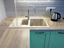 Mətbəx fotoşəkildə taxta tezgah üzərində lavabo