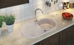 Mətbəx fotoşəkildə taxta tezgah üzərində lavabo