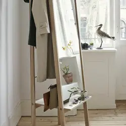 Koridorun içərisində döşəmə güzgüsü