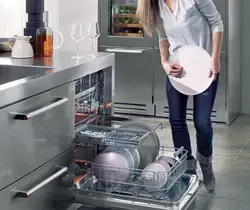 Mətbəx interyerində qabyuyan maşın