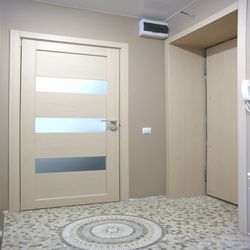 Koridorun daxili fotoşəkilində ağardılmış palıd ağacı