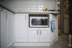 Shkafdagi oshxonaning ichki qismidagi mikroto'lqinli pech