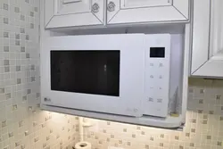 Мікрахвалеўка ў інтэр'еры кухні ў шафе