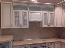 Mətbəx daxili fotoşəkildə Alambra tezgahı