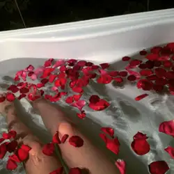 Ванна з пялёсткамі руж фота