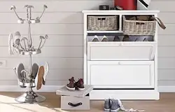 Dəhlizdə ayaqqabı rafı ağ fotoşəkil