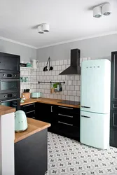 Белая кухня черный холодильник фото