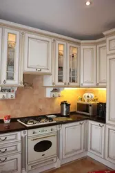 Вытяжка для классической кухни фото
