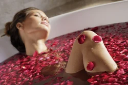 Акс дар ҳаммом бо petals