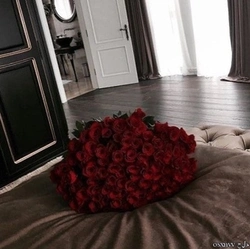 The whole bedroom is covered in roses photo