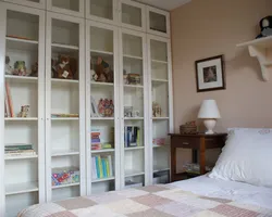Спальня с книжным шкафом фото
