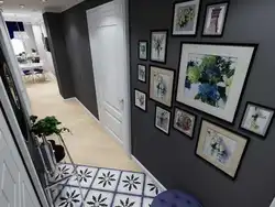 Koridorda Posterlər Interyerdə Fotoşəkillər
