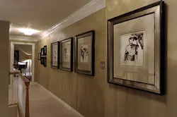 Koridorda posterlər interyerdə fotoşəkillər