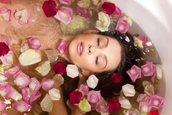 Photo bath with petals