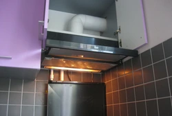 Ventilyasiya çıxışı fotoşəkili ilə quraşdırılmış mətbəx başlığı