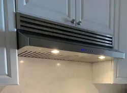 Ventilyasiya çıxışı fotoşəkili ilə quraşdırılmış mətbəx başlığı