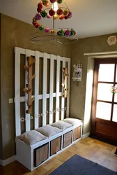 Paletlərdən hazırlanmış DIY koridor fotoşəkili