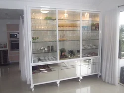 Тағамдарға арналған ас үй витринасының фотосуреті