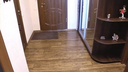 Mətbəxdə və koridorda fotoşəkildə linoleum