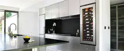 Oshxonaning ichki qismidagi sharob shkafi