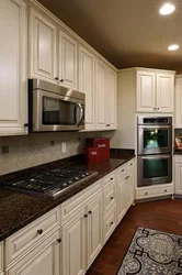 Light Kitchen Design With Dark Apron