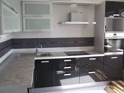 Tünd boz tezgah fotoşəkili olan mətbəx